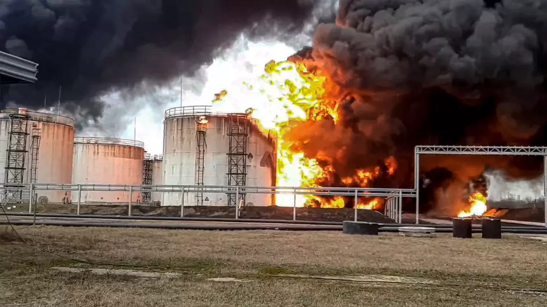 In ihrem Abwehrkampf gegen Moskaus Angriffskrieg gelangen der Ukraine immer wieder empfindliche Schläge russische Ölanlagen. (Archivbild)  - Bild: Uncredited/Russian Emergency Ministry Press Service/AP/dpa