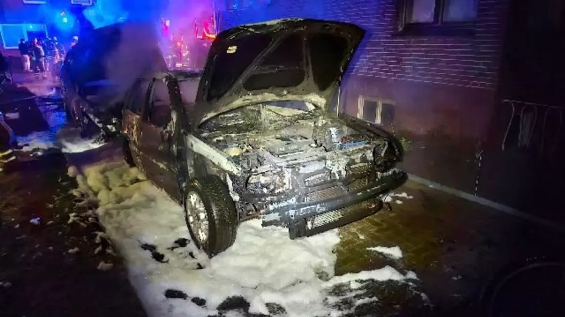 POL-STD: Zwei Autos in Stade in Brand geraten - Polizei sucht Zeugen - Bild: presseportal.de
