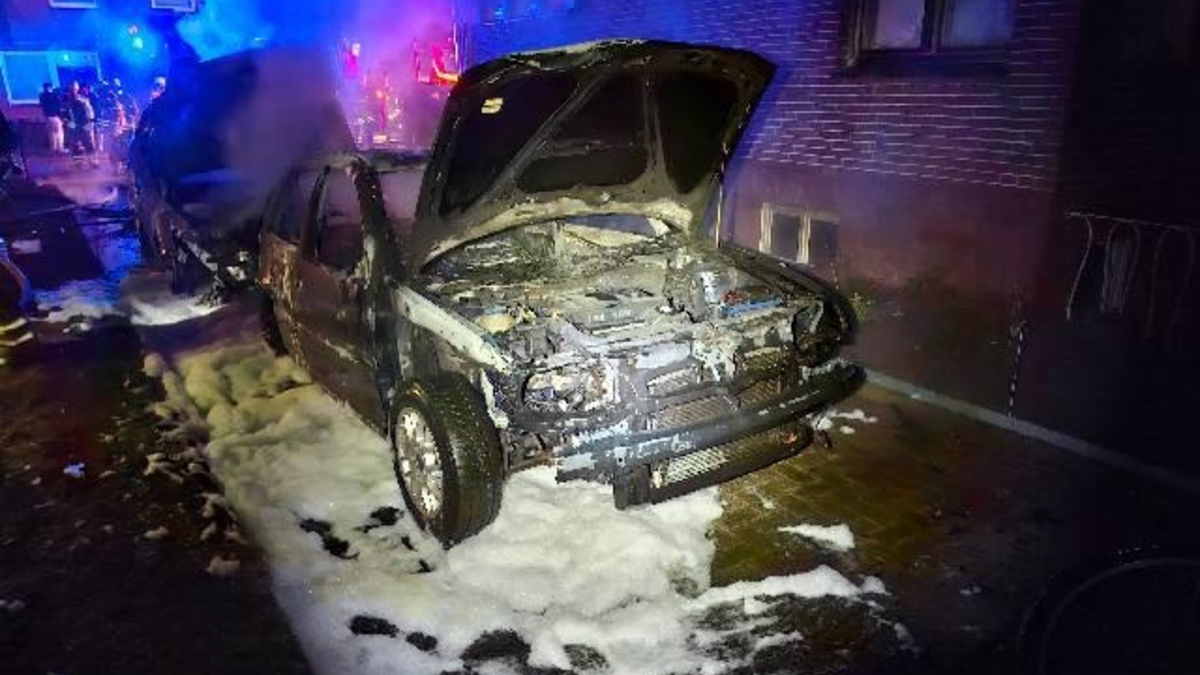 POL-STD: Zwei Autos in Stade in Brand geraten - Polizei sucht Zeugen - Foto: presseportal.de