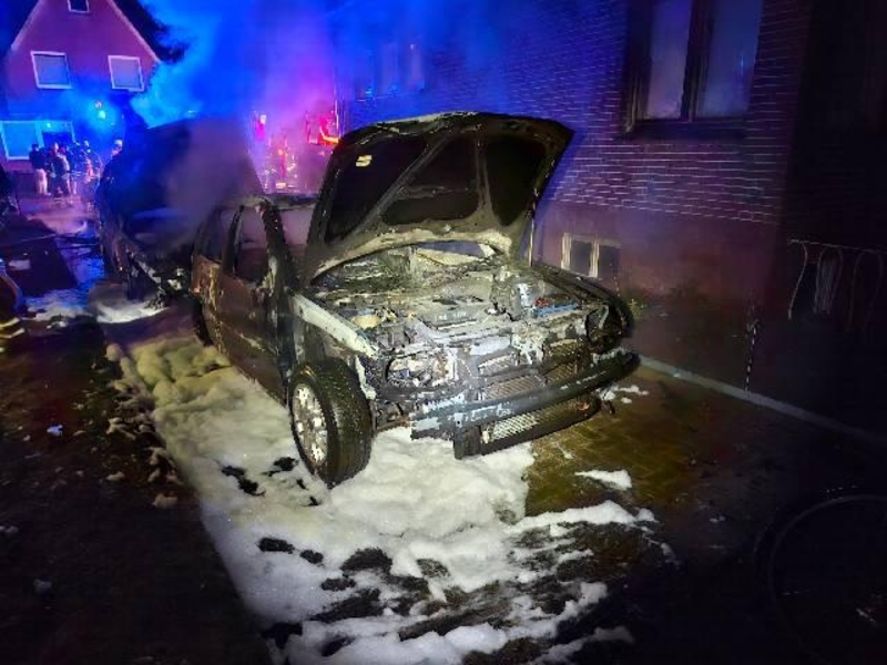 POL-STD: Zwei Autos in Stade in Brand geraten - Polizei sucht Zeugen - Foto: presseportal.de