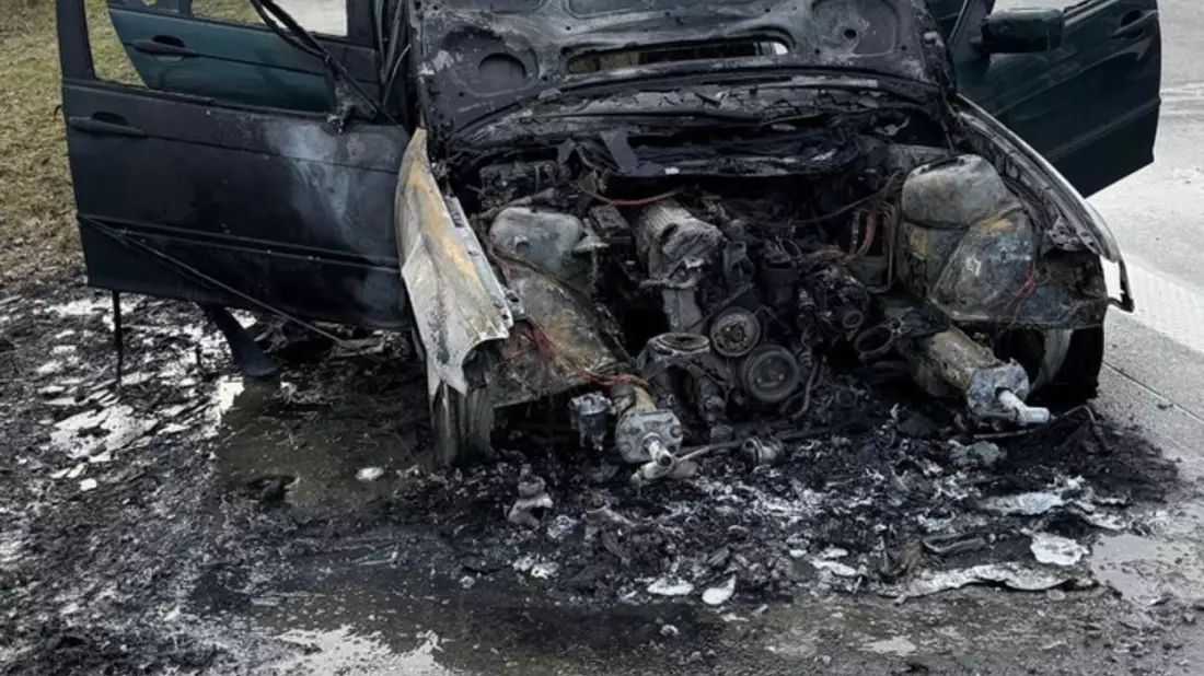 FW-ROW: Brennender Pkw auf der A1 - Feuer greift auf Böschung über - Bild: presseportal.de