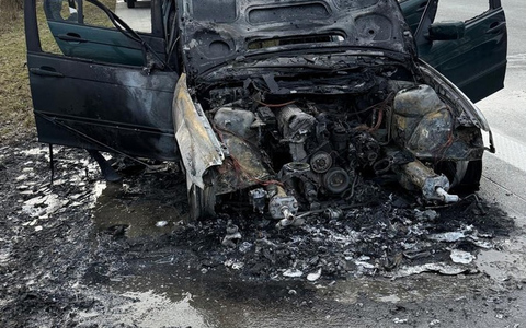 FW-ROW: Brennender Pkw auf der A1 - Feuer greift auf Böschung über - Foto: presseportal.de