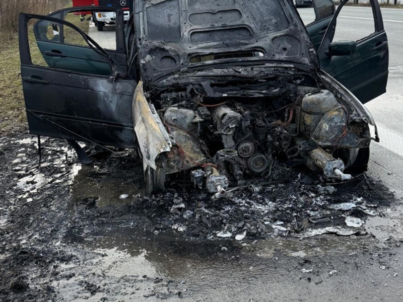 FW-ROW: Brennender Pkw auf der A1 - Feuer greift auf Böschung über - Foto: presseportal.de