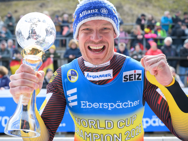 Felix Loch (Deutschland) jubelt mit der Kristallkugel für den Gesamtweltcup-Sieg. - Foto: Robert Michael/dpa