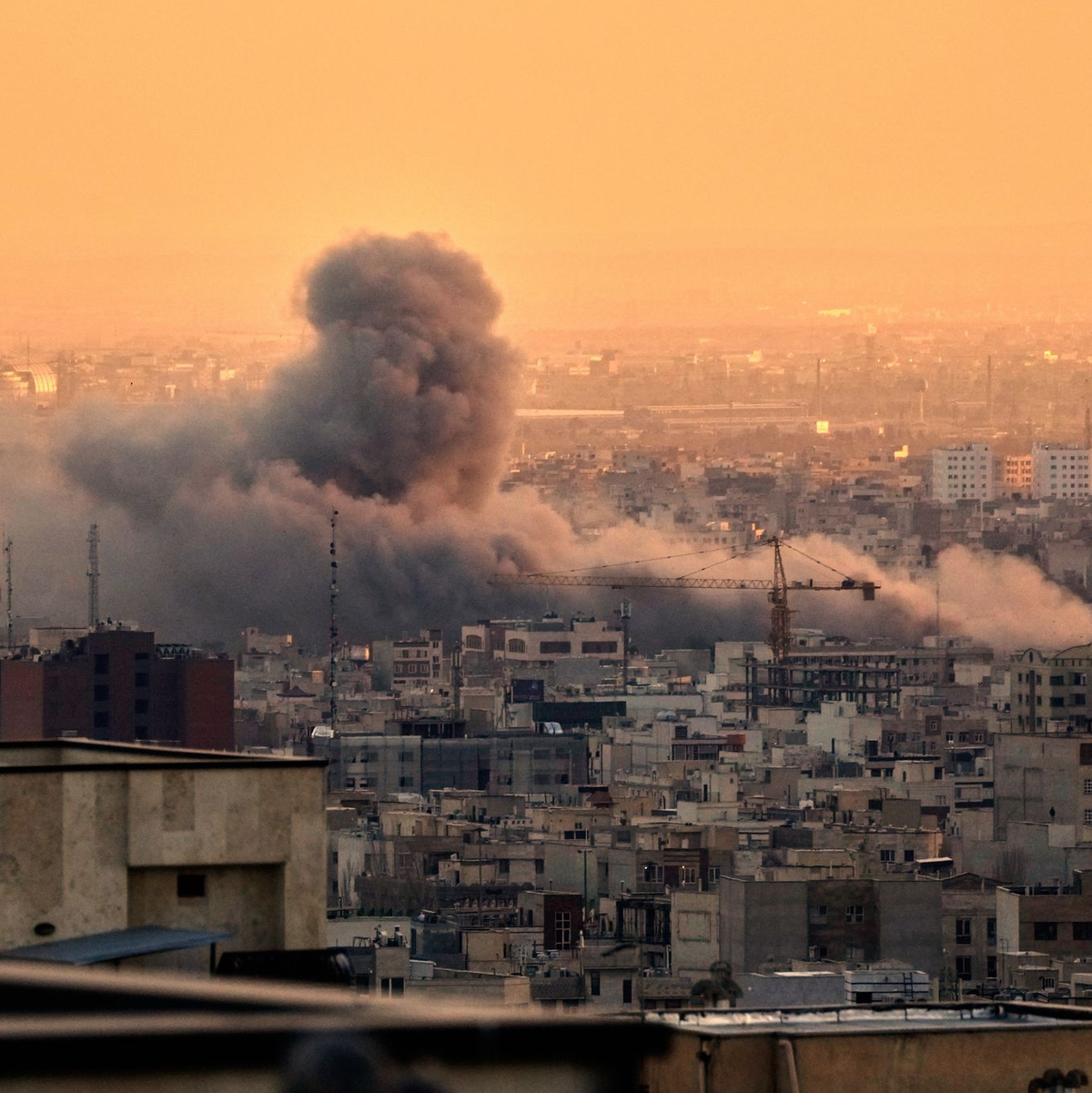 Immer wieder führen die USA und Israel in Teheran Militärschläge durch - Foto: Vahid Salemi/AP/dpa