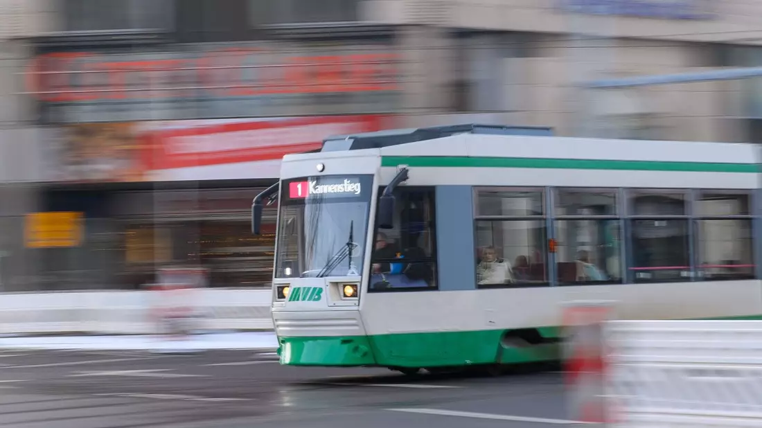 Die Frau geriet an einer Haltestelle in Magdeburg unter eine einfahrende Straßenbahn. (Symbolbild) - Bild: Klaus-Dietmar Gabbert/dpa