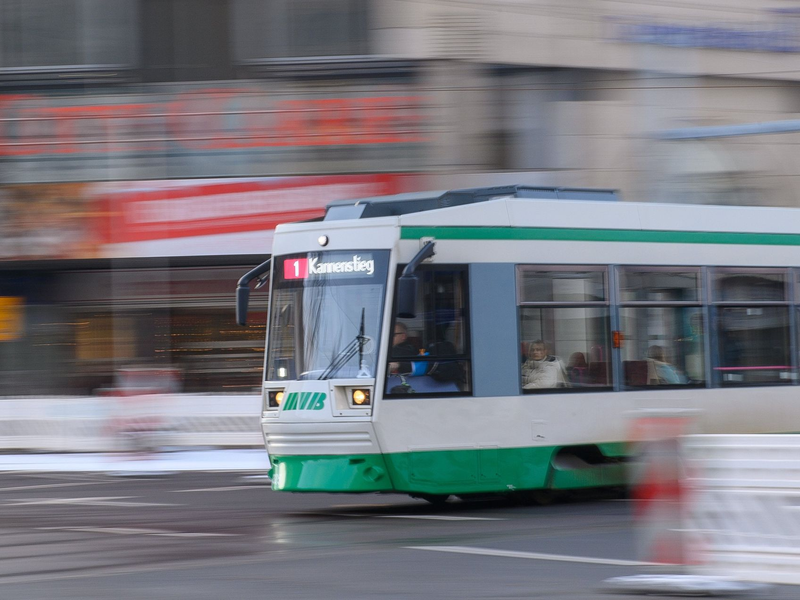 Die Frau geriet an einer Haltestelle in Magdeburg unter eine einfahrende Straßenbahn. (Symbolbild) - Foto: Klaus-Dietmar Gabbert/dpa