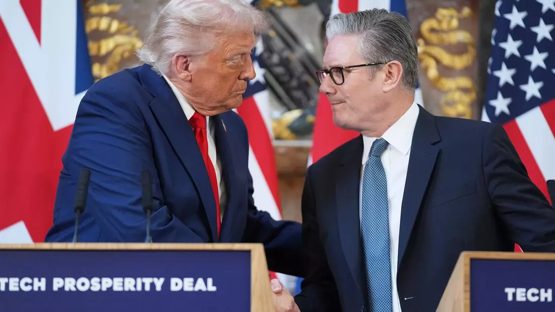 Keine Freunde mehr: Donald Trump (l.) und Keir Starmer. (Archivbild) - Bild: Evan Vucci/AP/dpa