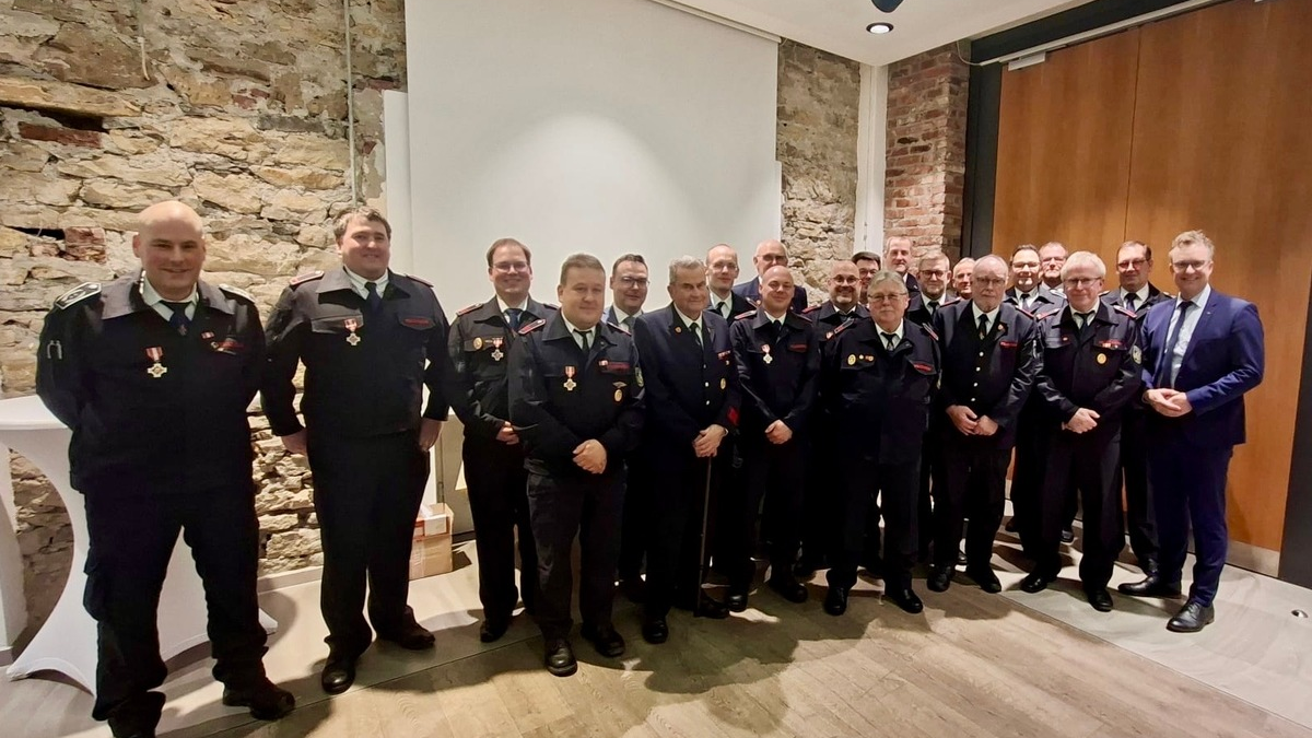 FW-OE: Jubilarehrung der Feuerwehr Lennestadt - Jahrzehntelanges Engagement in würdigem Rahmen geehrt - Foto: presseportal.de