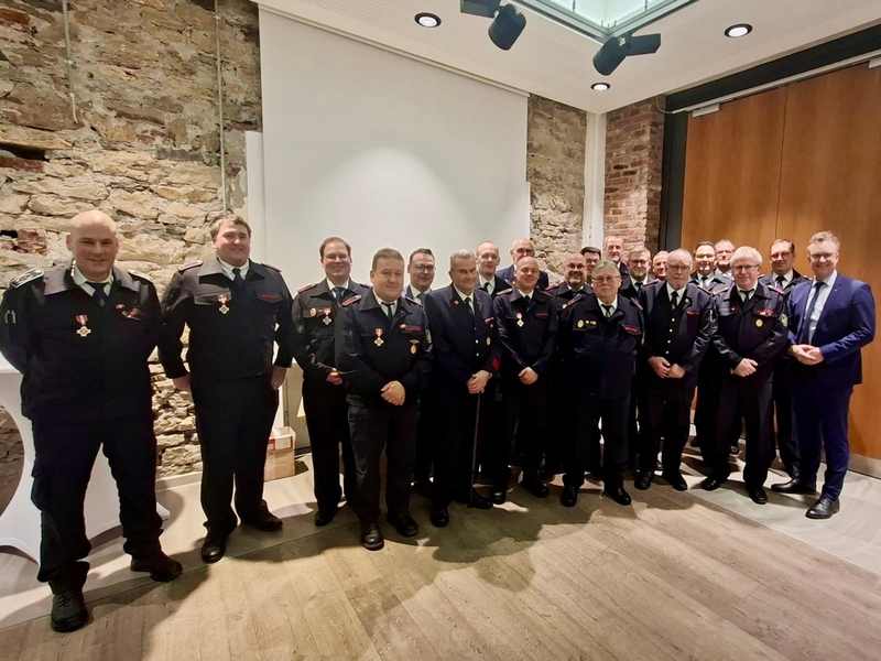 FW-OE: Jubilarehrung der Feuerwehr Lennestadt - Jahrzehntelanges Engagement in würdigem Rahmen geehrt - Foto: presseportal.de
