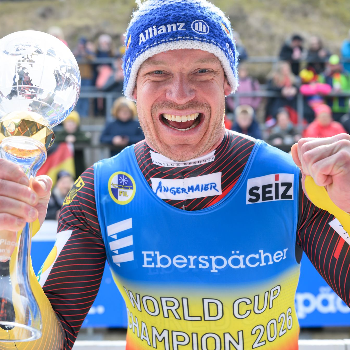 Felix Loch jubelt mit der Kristallkugel für den Gesamtweltcupsieg. - Foto: Robert Michael/dpa