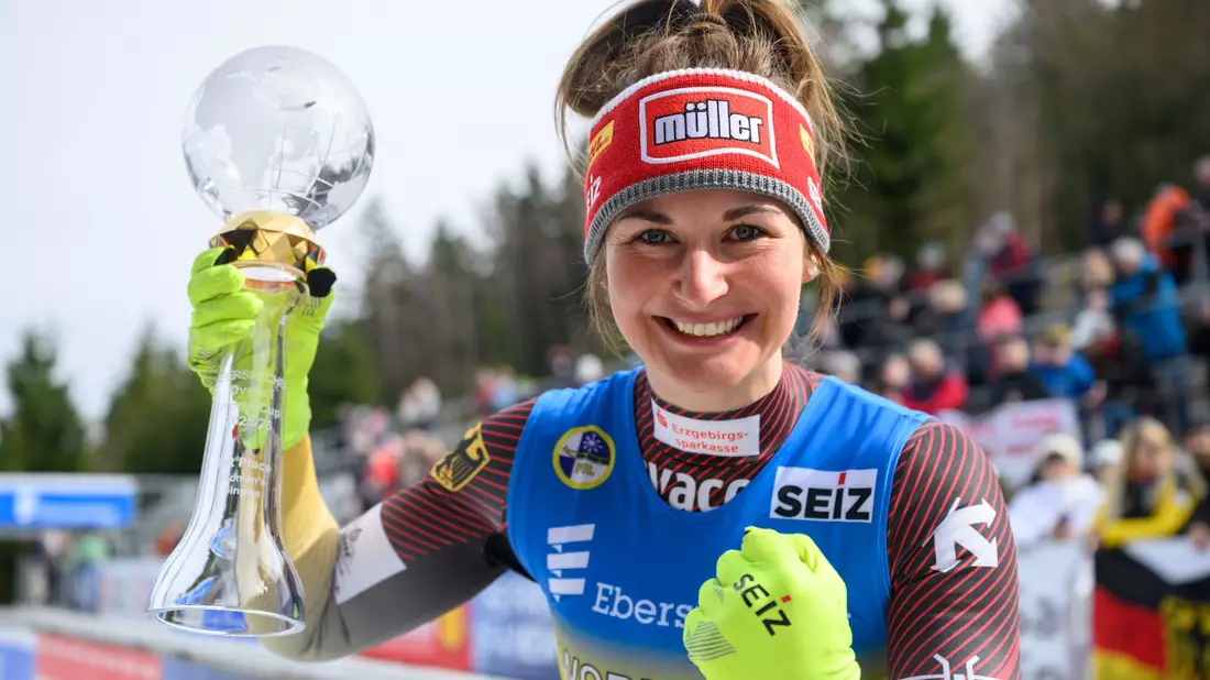 Julia Taubitz holt den fünften Gesamtweltcuperfolg in Serie.  - Bild: Robert Michael/dpa