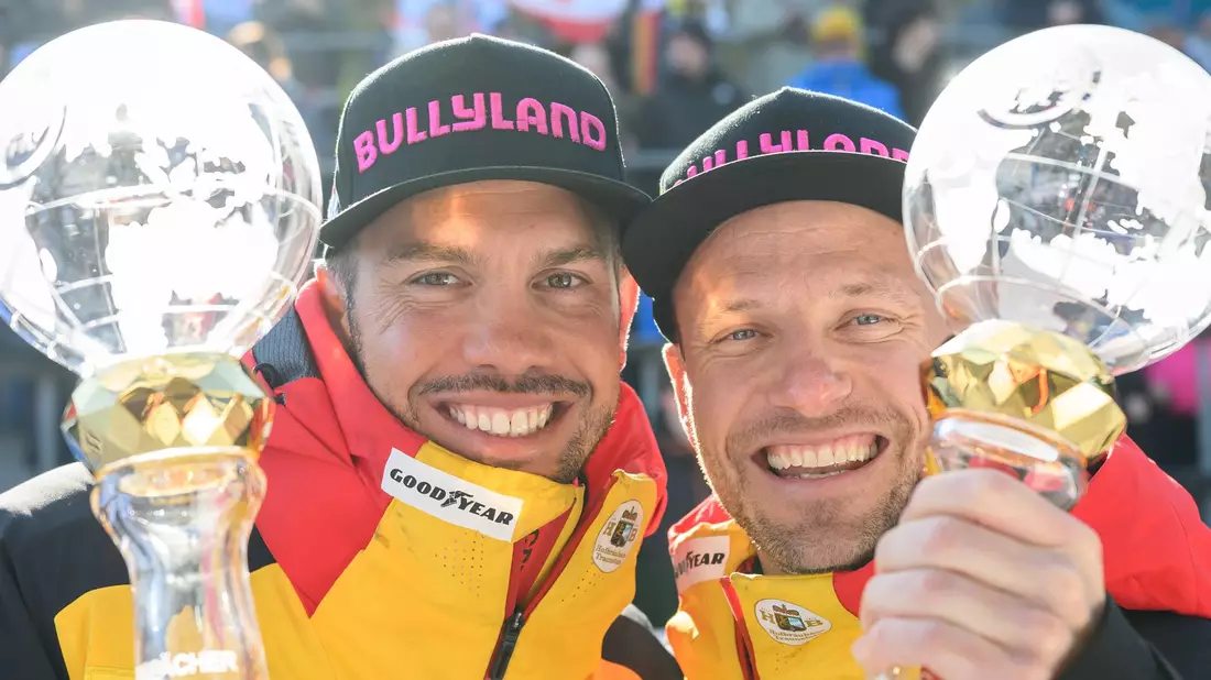 Tobias Wendl (l) und Tobias Arlt gewinnen ebenfalls die begehrte Kristallkugel. - Bild: Robert Michael/dpa