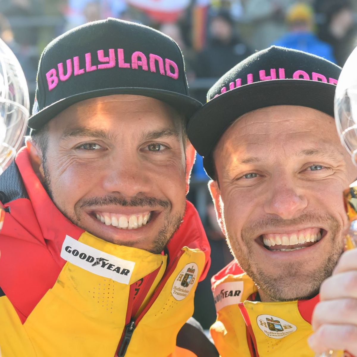 Tobias Wendl (l) und Tobias Arlt gewinnen ebenfalls die begehrte Kristallkugel. - Foto: Robert Michael/dpa