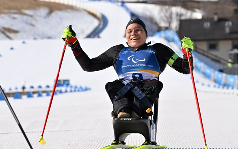 Anja Wicker freut sich über den zweiten Platz.  - Foto: Martin Schutt/dpa