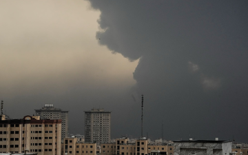 Am Morgen nach dem Angriff auf ein Öllager verdunkeln Rauchschwaden den wolkenverhangenen Himmel über Teheran.  - Foto: Vahid Salemi/AP/dpa
