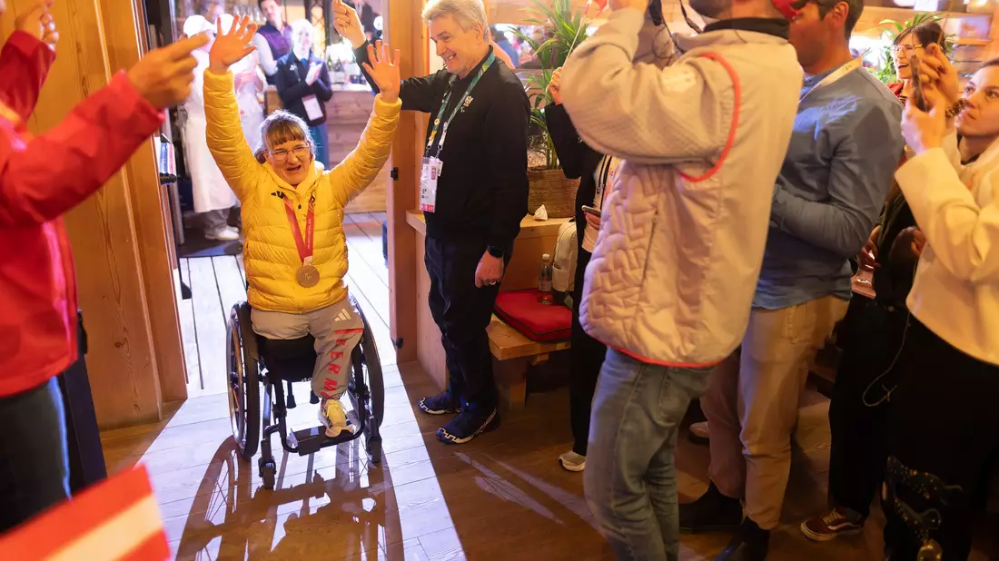 Anna-Lena Forster wird gefeiert.  - Bild: Philipp von Ditfurth/dpa
