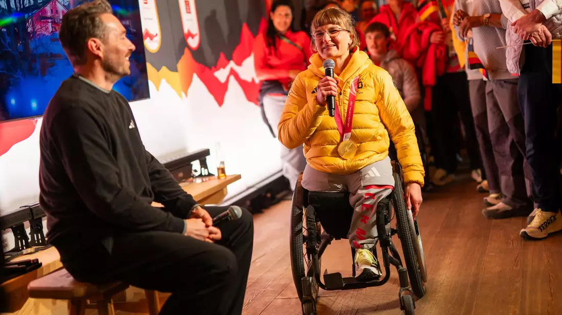 Ließ den Tag im Interview noch mal Revue passieren: Anna-Lena Forster (r). - Bild: Philipp von Ditfurth/dpa