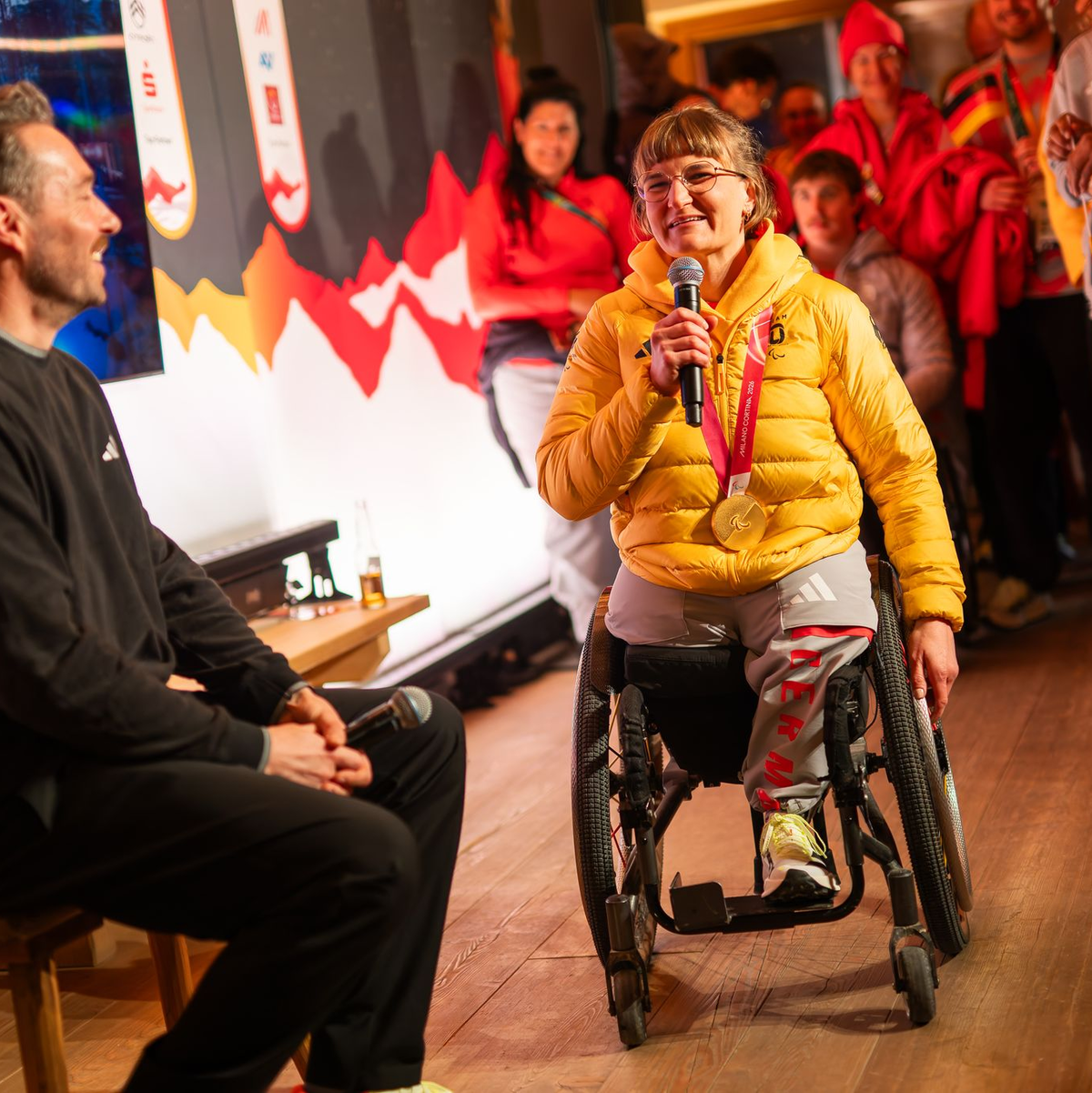 Ließ den Tag im Interview noch mal Revue passieren: Anna-Lena Forster (r). - Foto: Philipp von Ditfurth/dpa