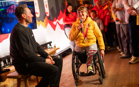 Ließ den Tag im Interview noch mal Revue passieren: Anna-Lena Forster (r). - Foto: Philipp von Ditfurth/dpa