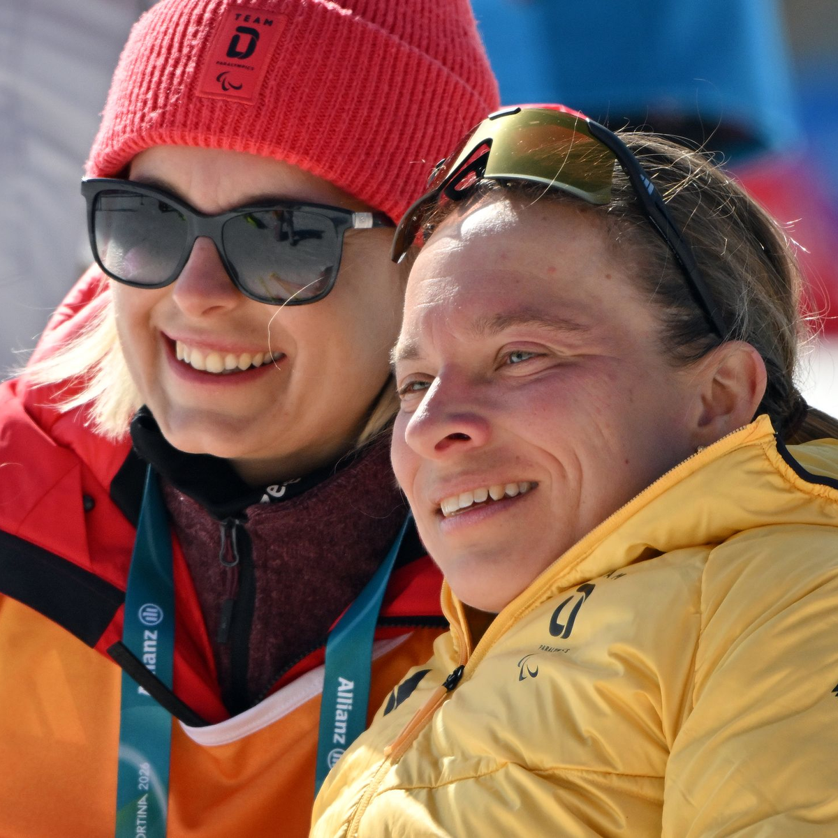 Christiane Schenderlein gratuliert Anja Wicker (r) zur zweiten Medaille. - Foto: Martin Schutt/dpa