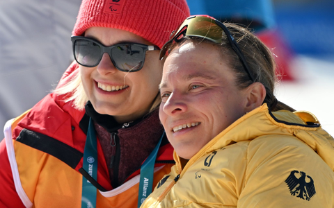 Christiane Schenderlein gratuliert Anja Wicker (r) zur zweiten Medaille. - Foto: Martin Schutt/dpa