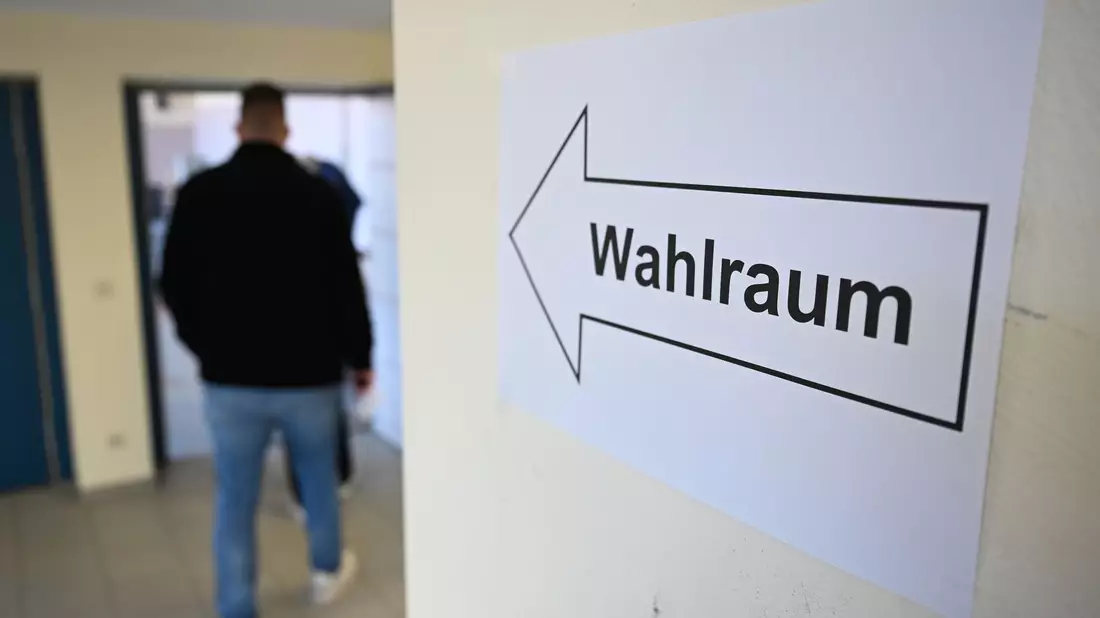 Die Wahlbeteiligung in den Wahllokalen ist im Vergleich zur Wahl 2021 bis 14.00 Uhr gestiegen. - Bild: Markus Lenhardt/dpa