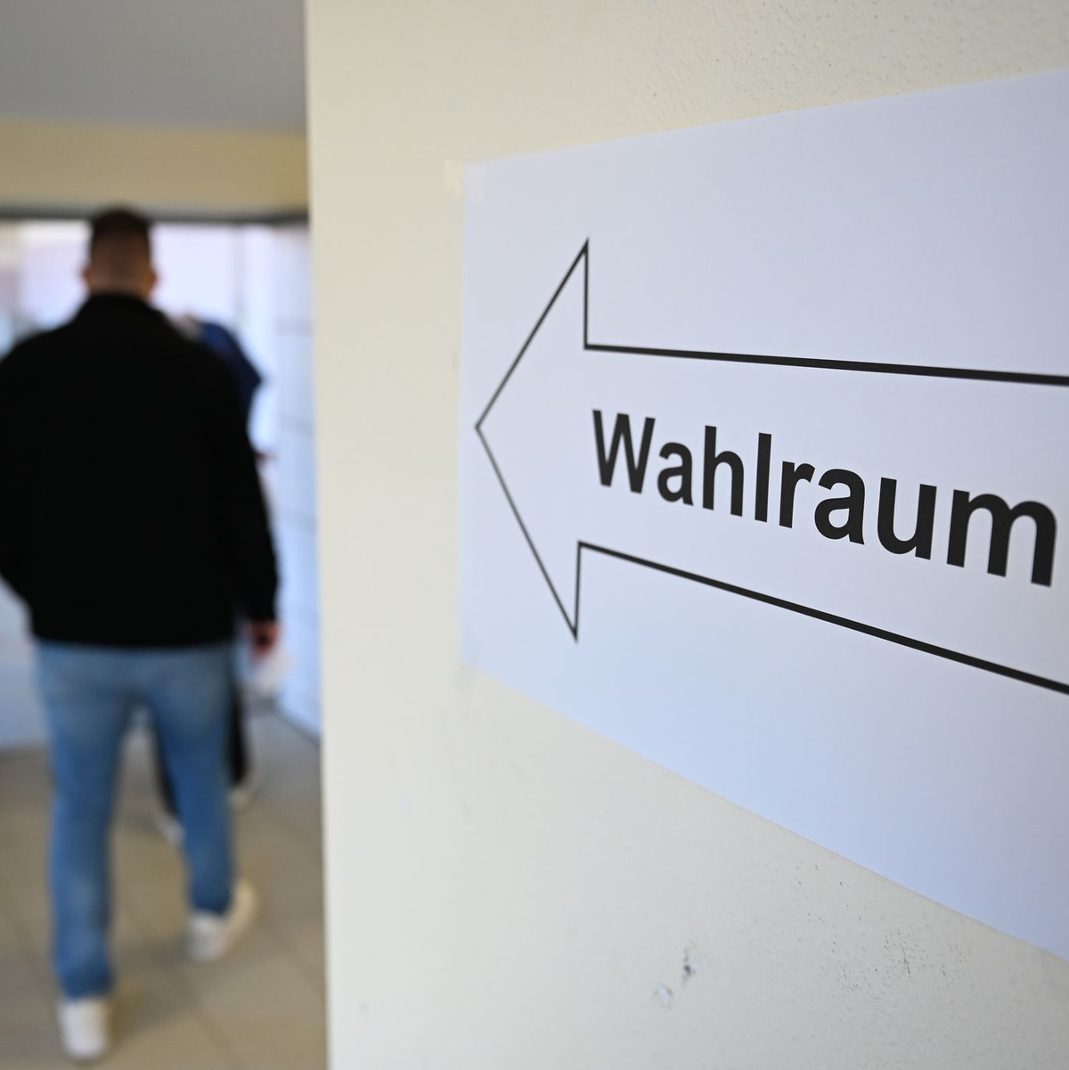 Die Wahlbeteiligung in den Wahllokalen ist im Vergleich zur Wahl 2021 bis 14.00 Uhr gestiegen. - Foto: Markus Lenhardt/dpa