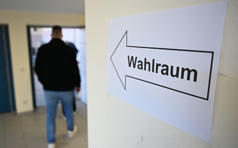 Die Wahlbeteiligung in den Wahllokalen ist im Vergleich zur Wahl 2021 bis 14.00 Uhr gestiegen. - Foto: Markus Lenhardt/dpa