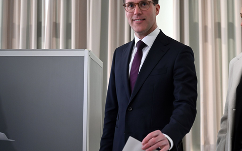 Hagel stimmte zusammen mit seiner Frau in Ehingen ab. - Foto: Marijan Murat/dpa