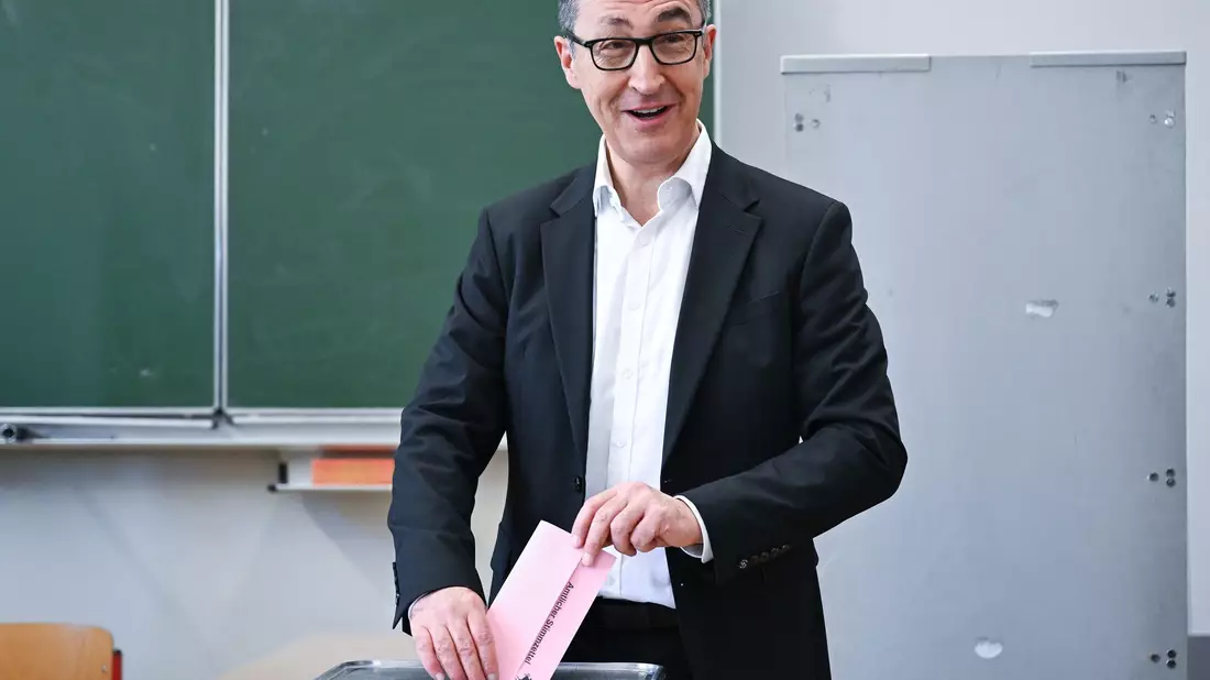 Özdemir gab seine Stimme in Stuttgart ab. - Bild: Bernd Weißbrod/dpa