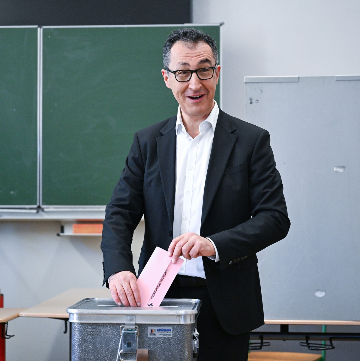 Özdemir gab seine Stimme in Stuttgart ab. - Foto: Bernd Weißbrod/dpa