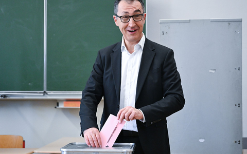 Özdemir gab seine Stimme in Stuttgart ab. - Foto: Bernd Weißbrod/dpa