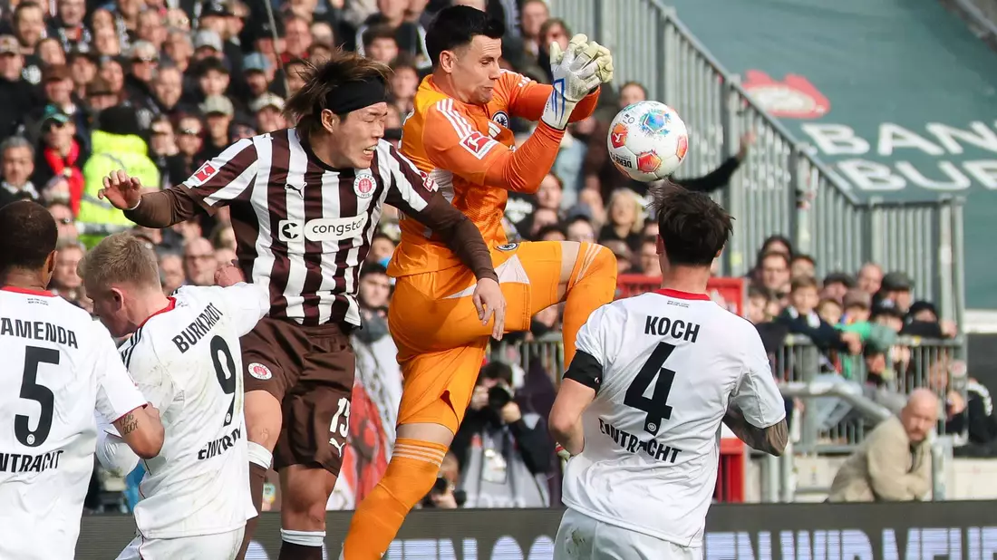 In Bedrängnis: Frankfurts Torwart Michael Zetterer beim Spiel gegen den FC St. Pauli. - Bild: Frank Molter/dpa