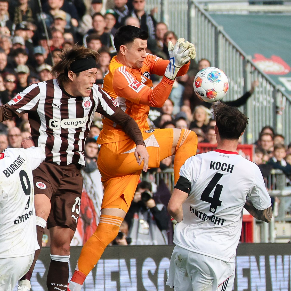 In Bedrängnis: Frankfurts Torwart Michael Zetterer beim Spiel gegen den FC St. Pauli. - Foto: Frank Molter/dpa