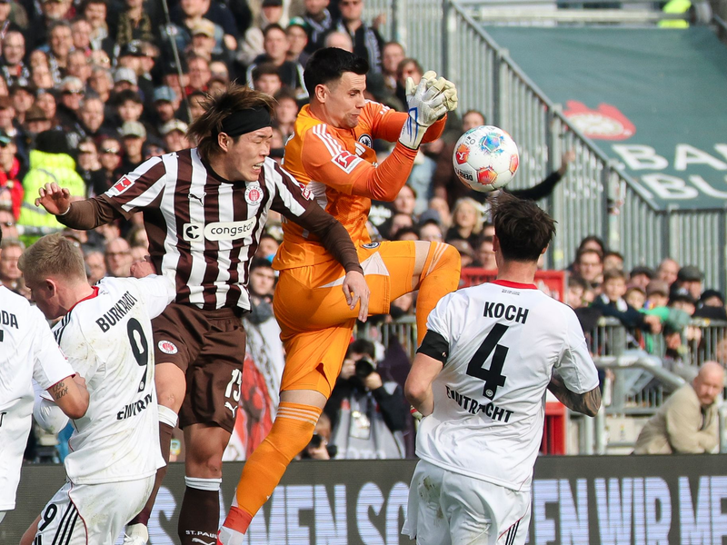 In Bedrängnis: Frankfurts Torwart Michael Zetterer beim Spiel gegen den FC St. Pauli. - Foto: Frank Molter/dpa