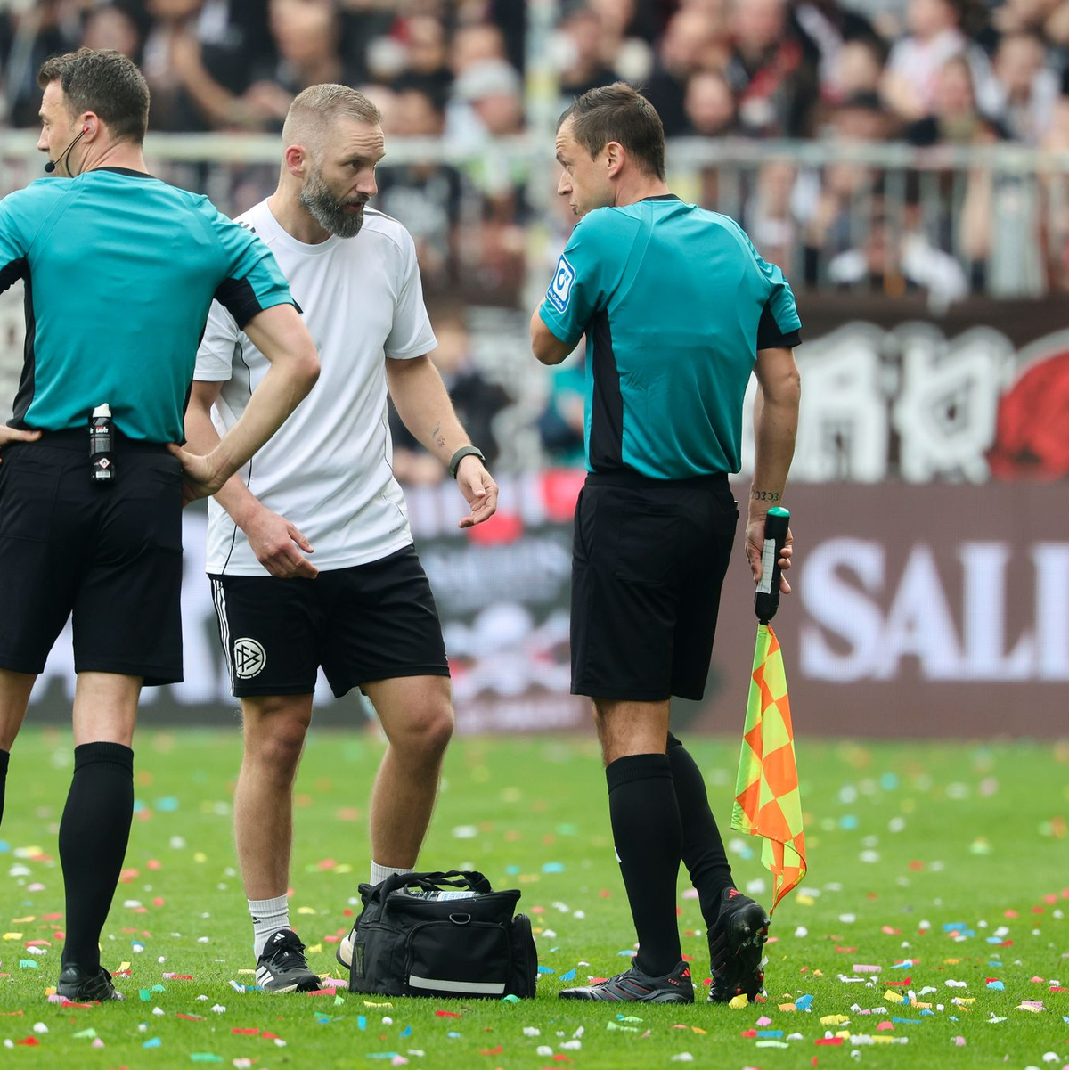 Musste verletzt ausgewechselt werden: Schiedsrichter-Assistent Christian Dietz (r). - Foto: Frank Molter/dpa