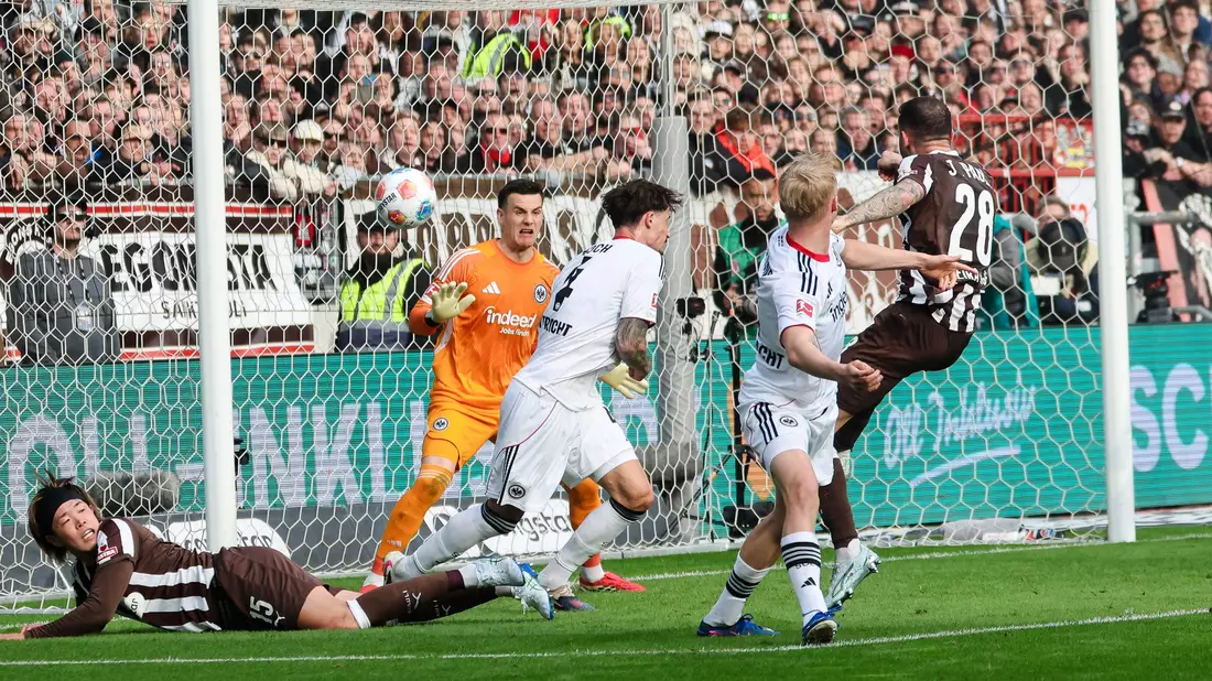 Große Chance für St. Pauli: Paulis Mathias Pereira Lage (r) trifft nur den Pfosten. - Bild: Frank Molter/dpa