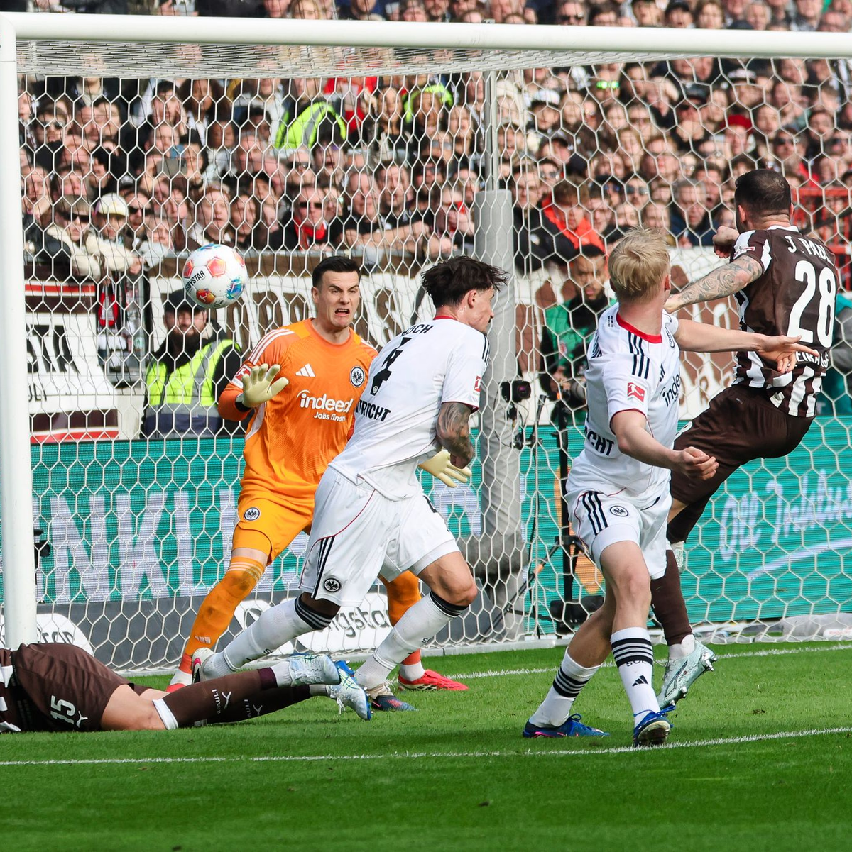 Große Chance für St. Pauli: Paulis Mathias Pereira Lage (r) trifft nur den Pfosten. - Foto: Frank Molter/dpa