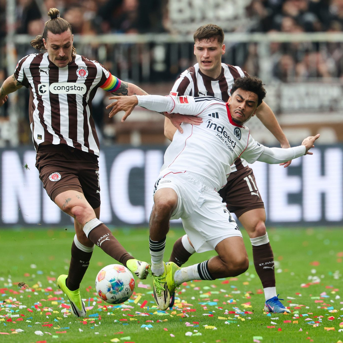 St. Paulis Kapitän Jackson Irvine (l) wird von Frankfurts Nathaniel Brown gestört. - Foto: Frank Molter/dpa