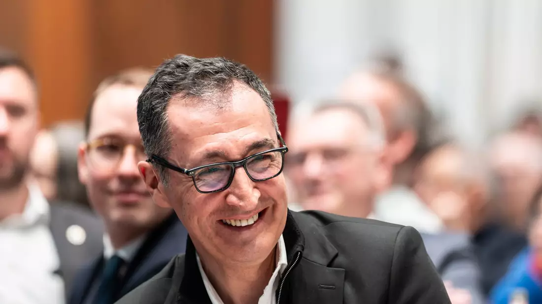 Ist er am Ende des Wahlabends der lachende Sieger? Grünen-Spitzenkandidat Cem Özdemir. (Archivbild) - Bild: Silas Stein/dpa
