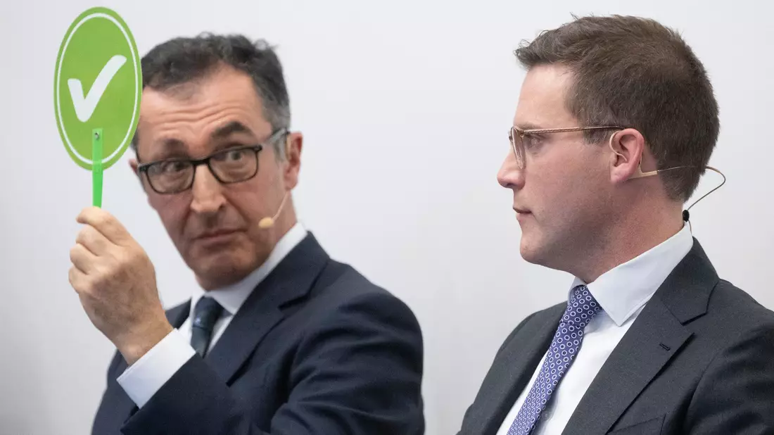 Zunächst gingen die beiden Kontrahenten freundlich miteinander um - dann eskalierte der Wahlkampf. - Bild: Marijan Murat/dpa