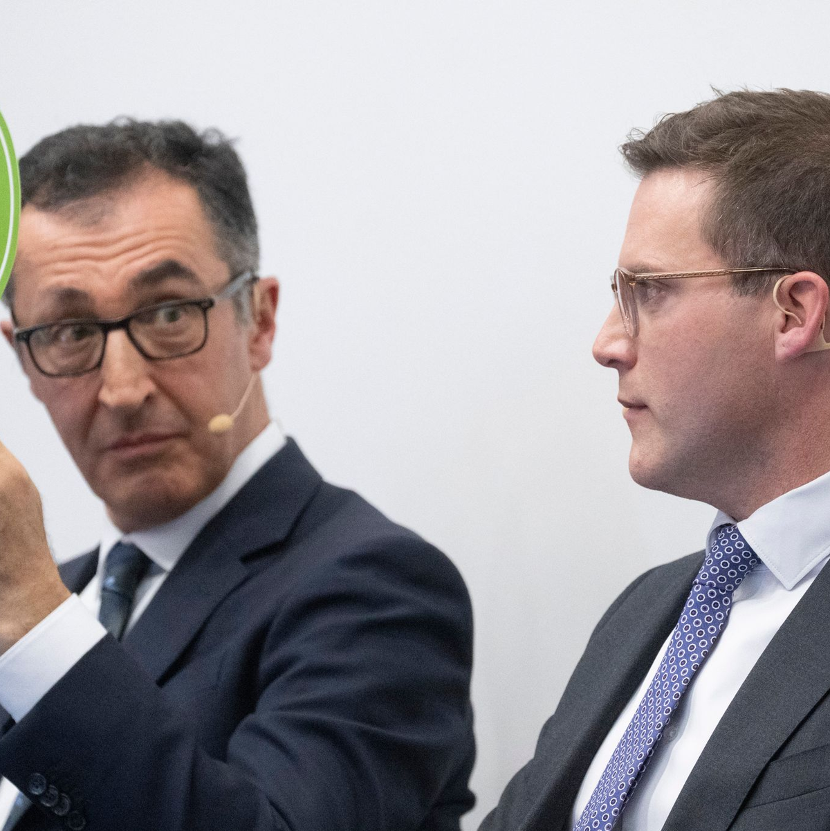 Zunächst gingen die beiden Kontrahenten freundlich miteinander um - dann eskalierte der Wahlkampf. - Foto: Marijan Murat/dpa