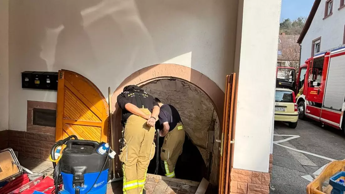 FW Weinheim: Feuerwehr Weinheim beseitigt Wasserschaden in der Hintergasse - Bild: presseportal.de