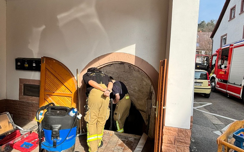 FW Weinheim: Feuerwehr Weinheim beseitigt Wasserschaden in der Hintergasse - Foto: presseportal.de