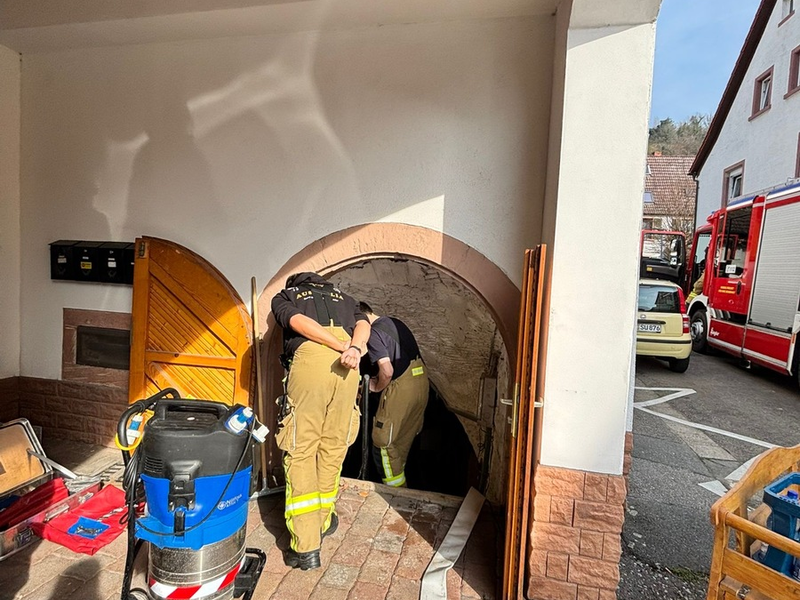FW Weinheim: Feuerwehr Weinheim beseitigt Wasserschaden in der Hintergasse - Foto: presseportal.de