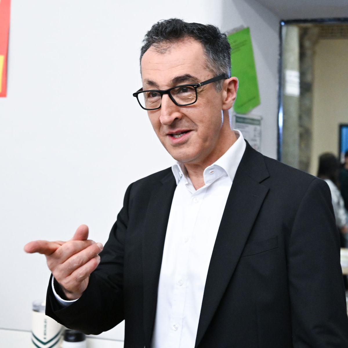 Die Grünen von Spitzenkandidat Cem Özdemir liegen knapp vor der CDU. - Foto: Bernd Weißbrod/dpa