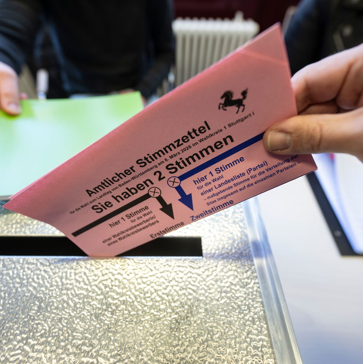 Zum ersten Mal konnten Wähler zwei Kreuzchen machen. - Foto: Marijan Murat/dpa