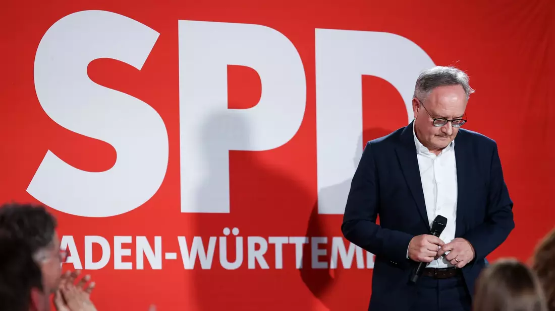 SPD-Landes- und Fraktionschef Stoch tritt vor seine Anhänger. - Bild: Christoph Schmidt/dpa