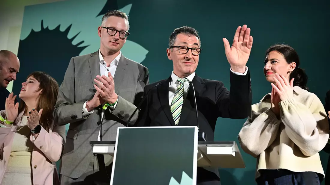 Grünen-Kandidat Özdemir bot noch am Wahlabend der CDU eine erneute Zusammenarbeit an.  - Bild: Bernd Weißbrod/dpa